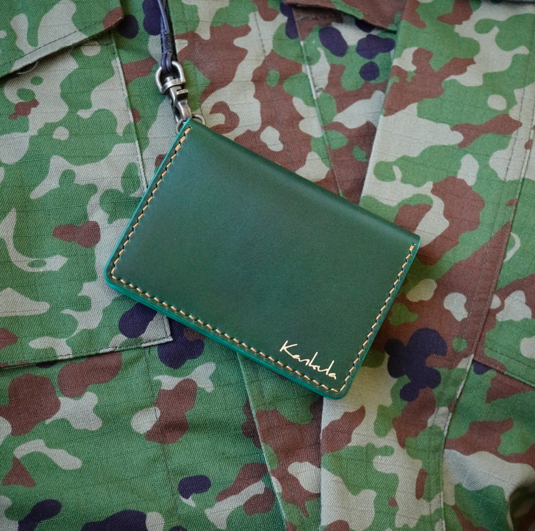 ブッテーロ緑、糸ライトキャメル、金具アンティーク