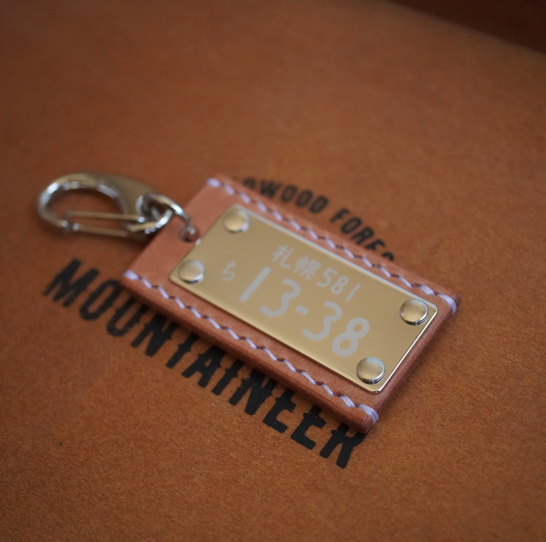 ブッテーロピンク、糸白、金具シルバー