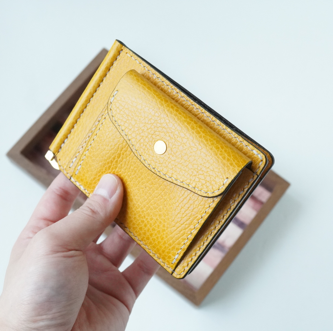 ドラーロイエロー、糸白、金具ゴールド、内張りチョコ