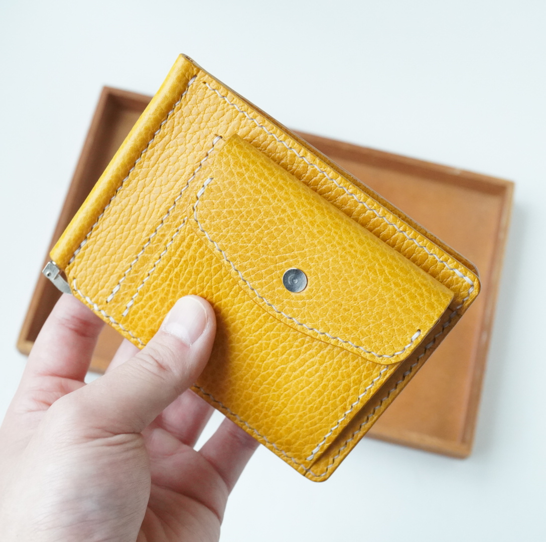 ドラーロイエロー、糸白、金具シルバー、内張りイエロー