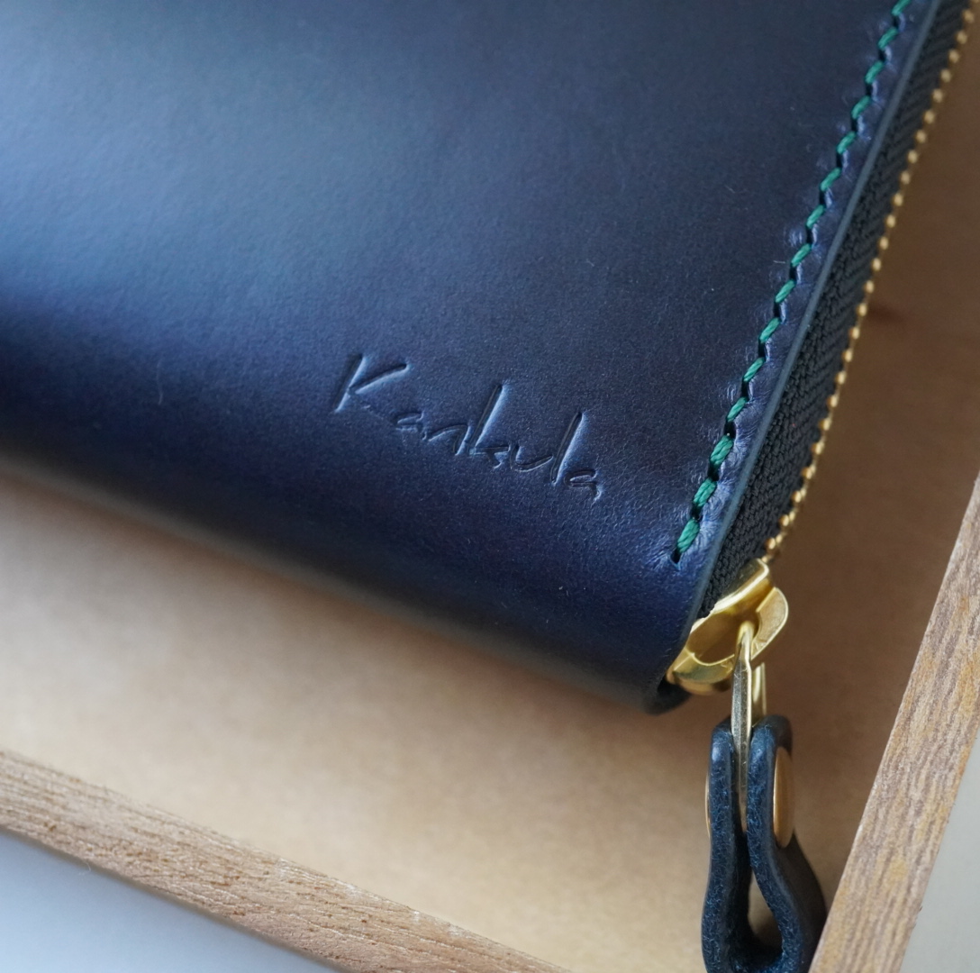 ブッテーロネイビー、糸緑、ファスナーブラックゴールド