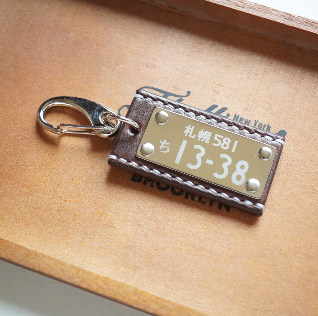 栃木レザーチョコ、糸白、金具シルバー