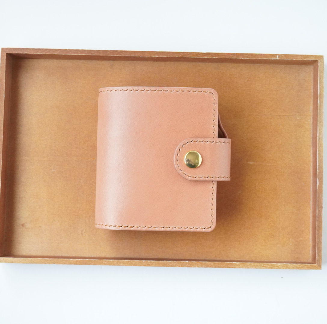 ブッテーロピンク、糸ライトキャメル、ファスナーベージュゴールド