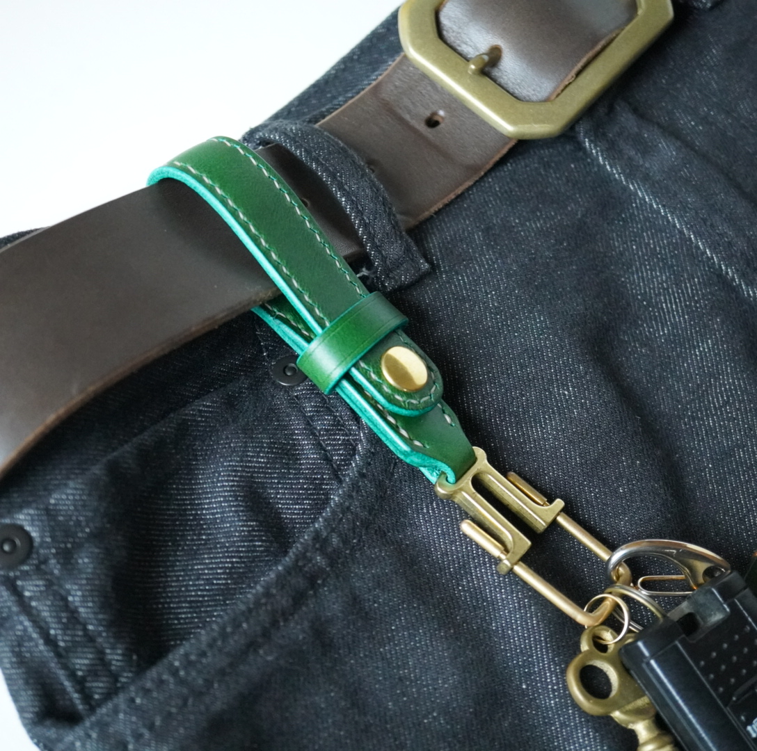 ブッテーロ緑、糸ベージュ、金具ゴールド