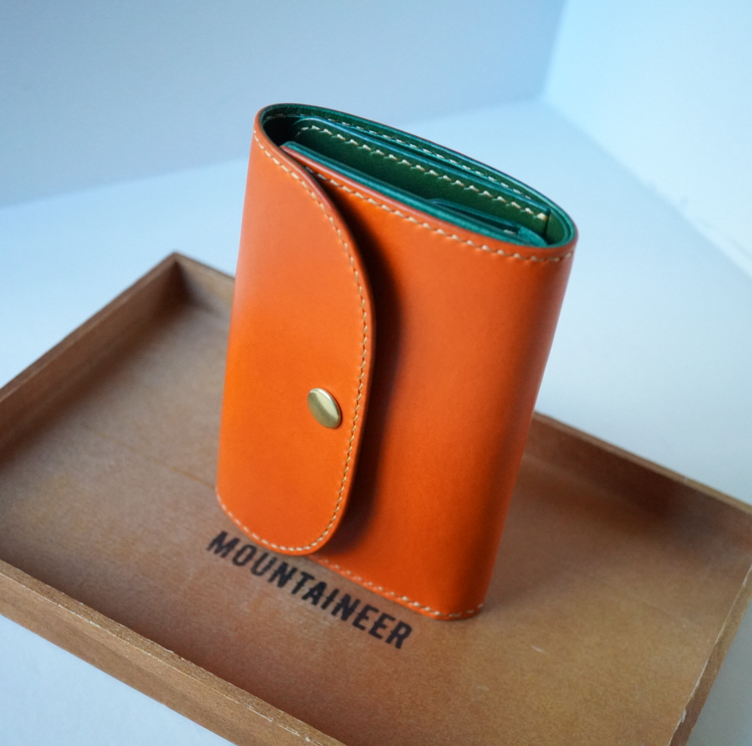 ブッテーロオレンジ×緑、糸ベージュ、金具ゴールド