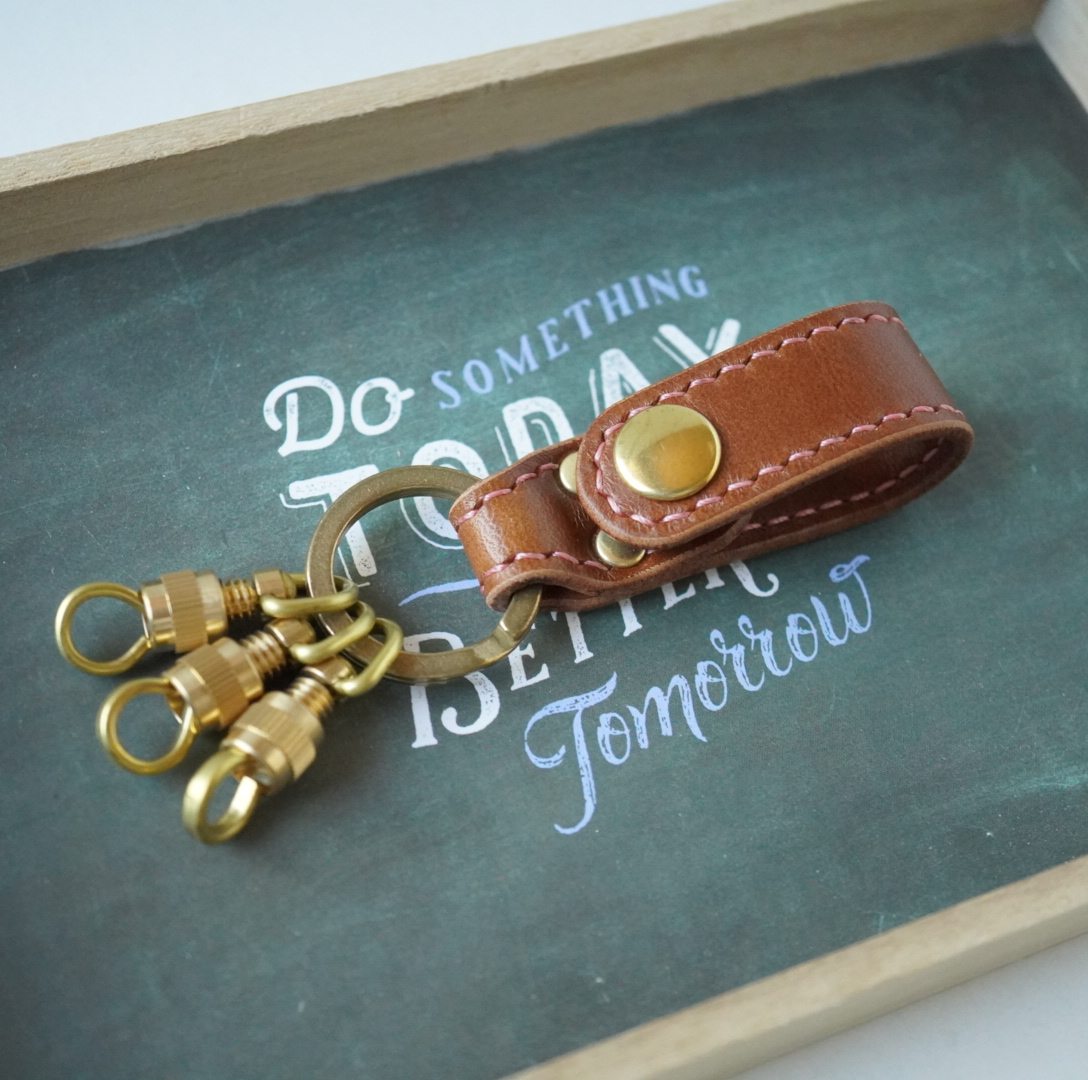 ブッテーロキャメル、糸ピンク、ゴールド