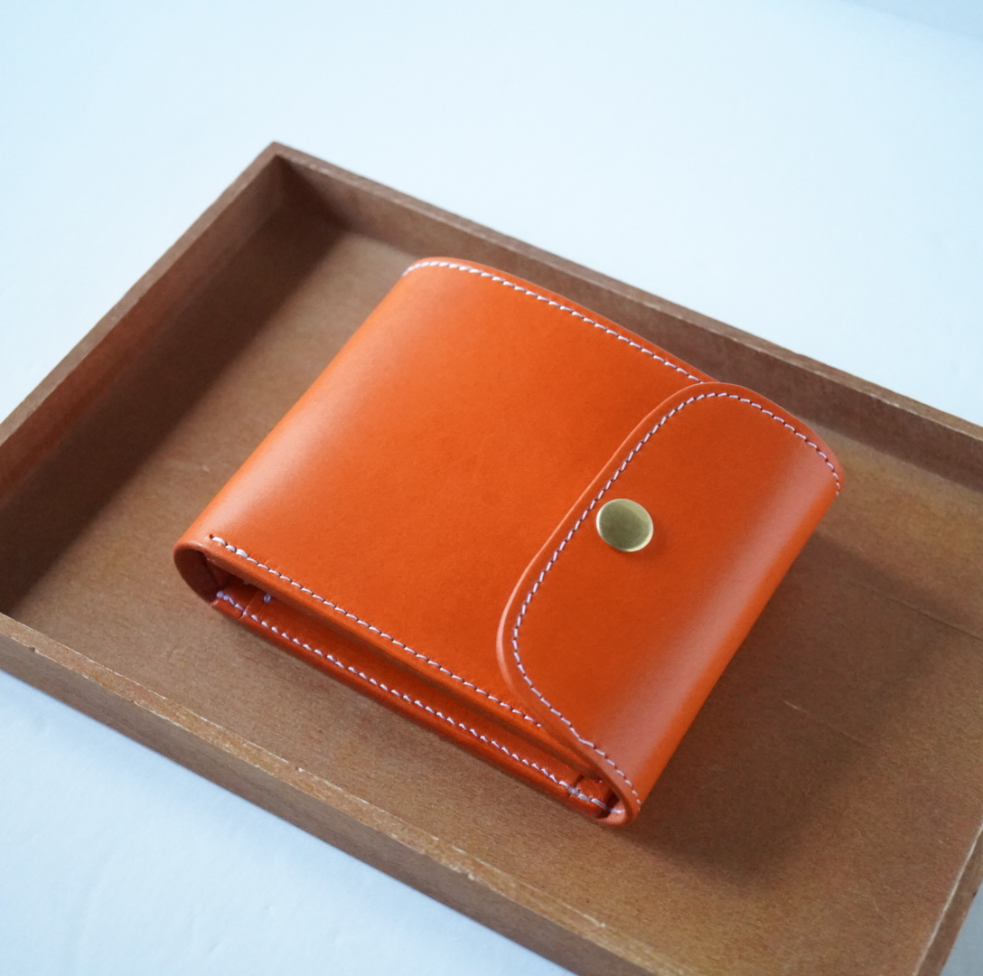 ブッテーロオレンジ、糸白、金具ゴールド